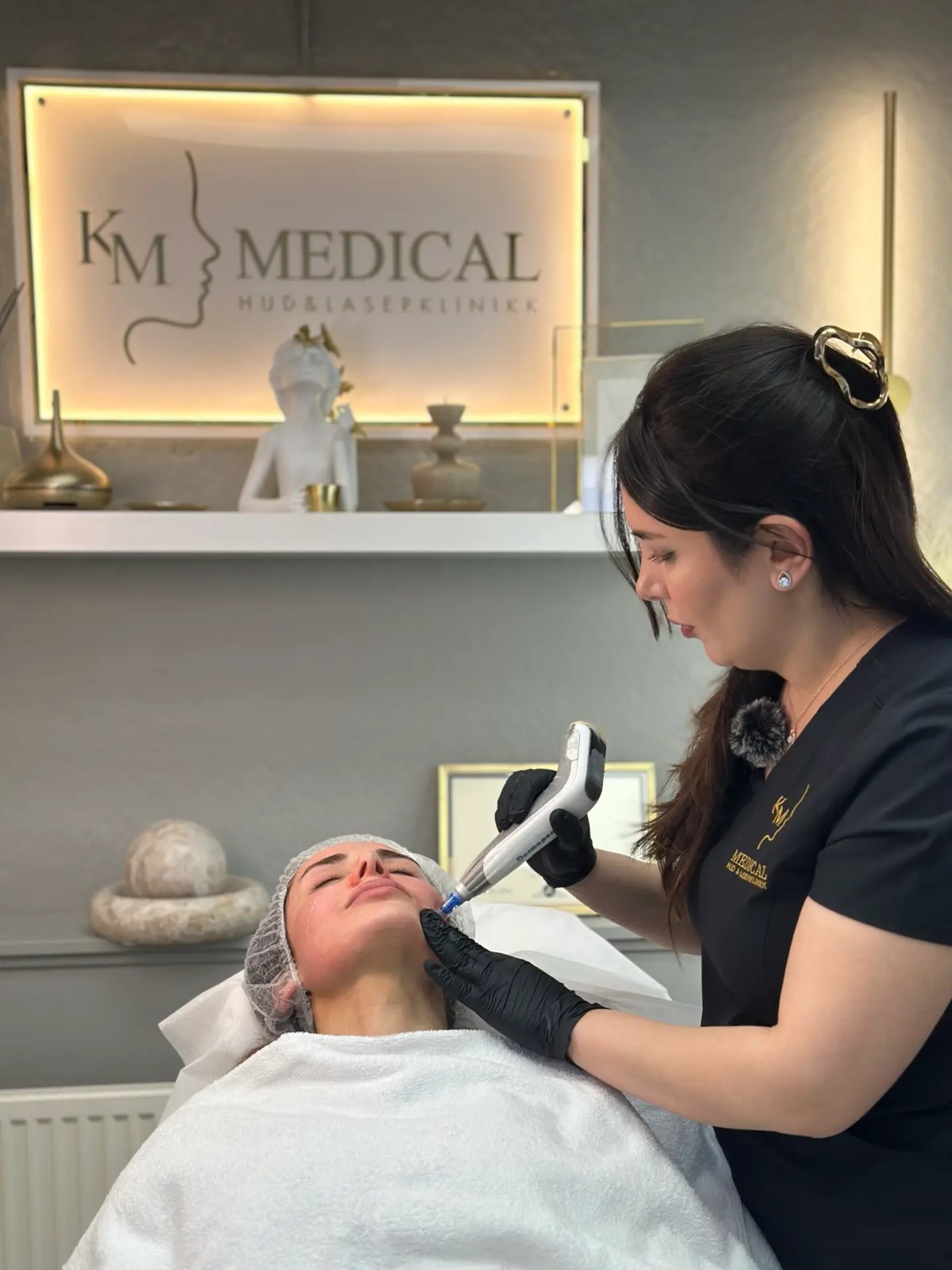 Behandler utfører microneedling med Dermapen
