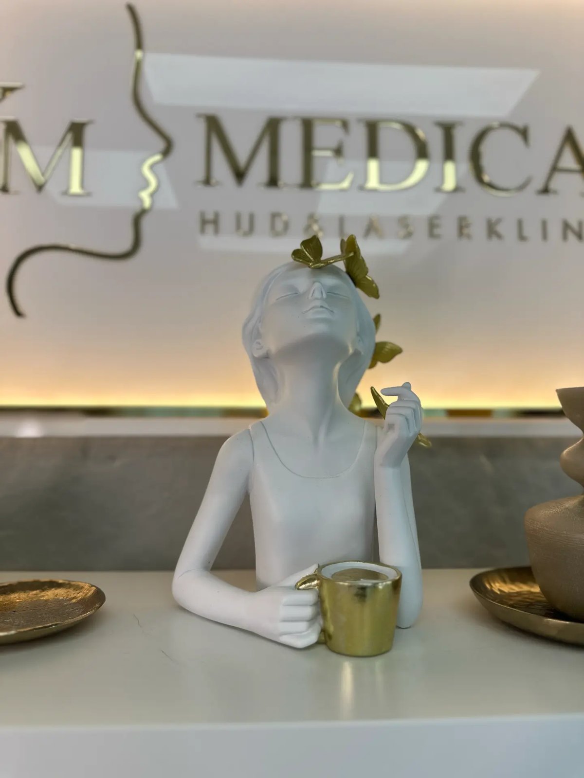Resepsjonen hos KM Medical med opplyst skilt