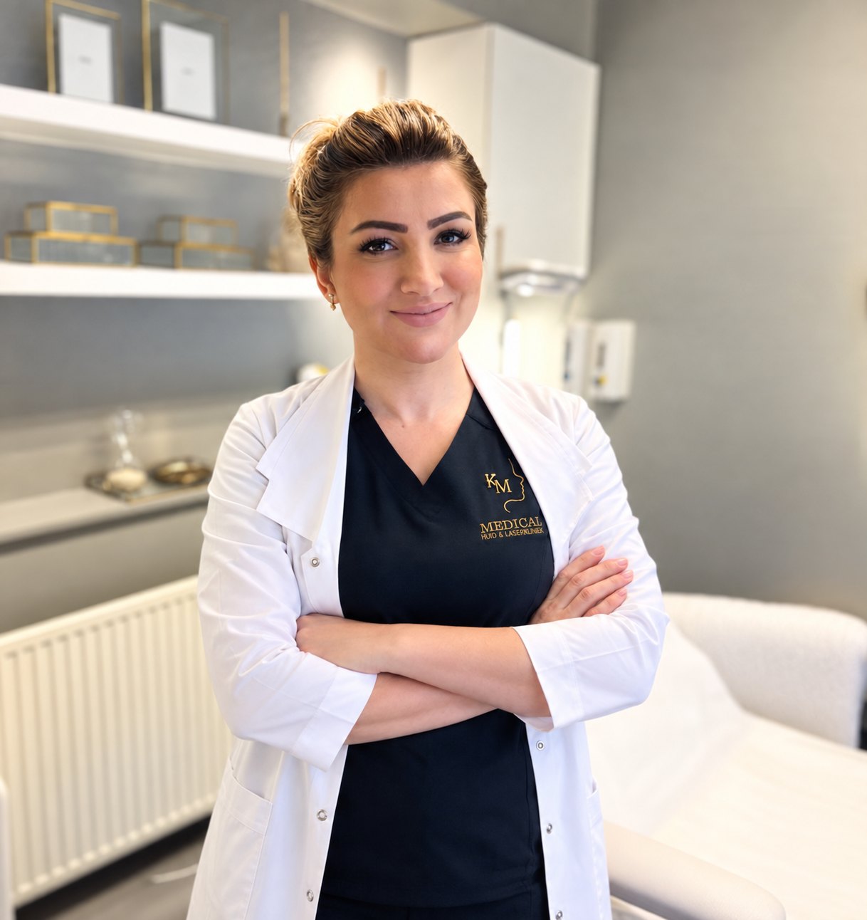 Behandler hos KM Medical i hvit frakk
