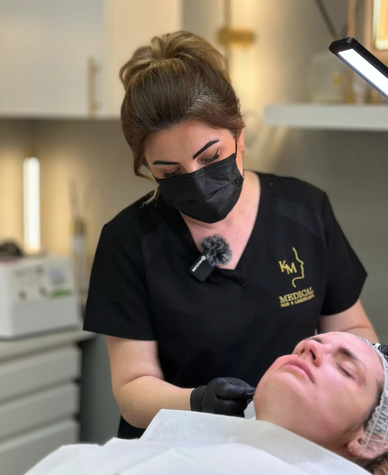 Microneedling-behandling pågår hos KM Medical